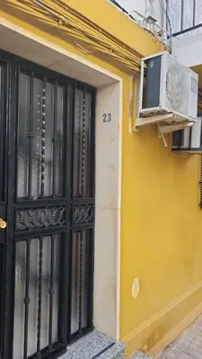 Una televisión o centro de entretenimiento en Disfruta de un barrio tranquilo