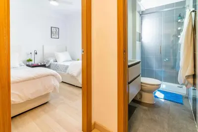 Un baño de Apartamento a 500m de la Judería con Parking