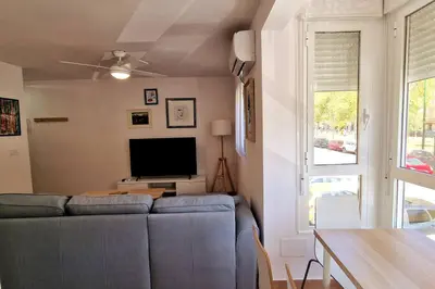 Una televisión o centro de entretenimiento en Moderno apartamento Sevilla zona Nervión. WiFi/AC