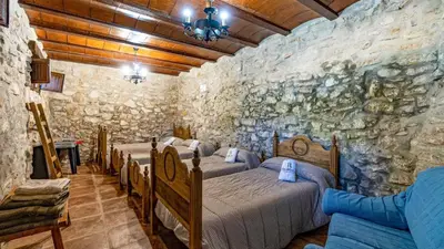 Cama o camas de una habitación en Molino Higueral Villanueva del Trabuco by Ruralidays