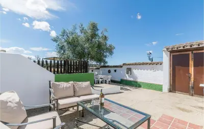 Un balcón o terraza de Cozy Home In La Cardenchosa With Wifi
