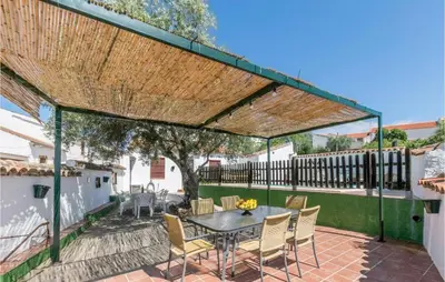 Un balcón o terraza de Cozy Home In La Cardenchosa With Wifi