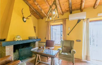 Zona de estar de Cozy Home In La Cardenchosa With Wifi