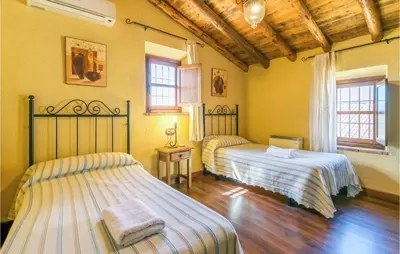 Cama o camas de una habitación en Cozy Home In La Cardenchosa With Wifi