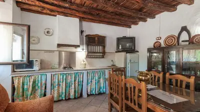 Una cocina o zona de cocina en El Cortijuelo de la Media Luna Alcalá La Real by Ruralidays
