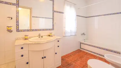Un baño de El Pinar La Puebla de Los Infantes by Ruralidays