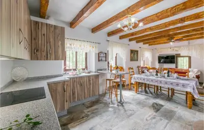 Una cocina o zona de cocina en Stunning Home In Villanueva De Algaidas