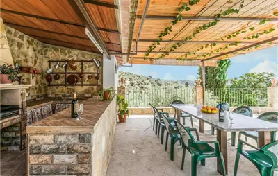 Un balcón o terraza de Stunning Home In Villanueva De Algaidas