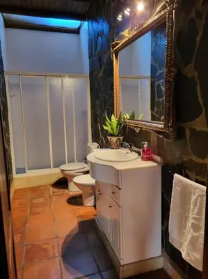 Un baño de La Buganvilla, descanso entre olivares