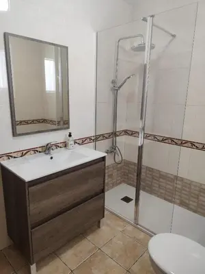 Un baño de Casa Almazara con aparcamiento