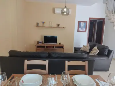 Zona de estar de Casa Almazara con aparcamiento