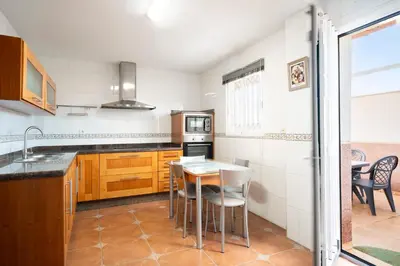 Una cocina o zona de cocina en Casa con piscina privada de agua salada