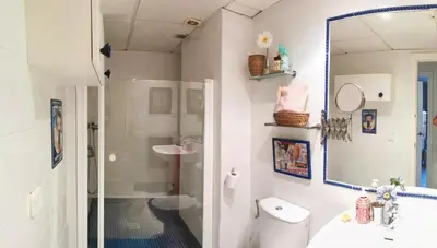 Un baño de Habitación agradable con baño individual