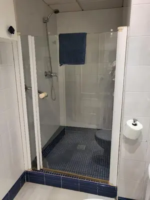 Un baño de Habitación agradable con baño individual