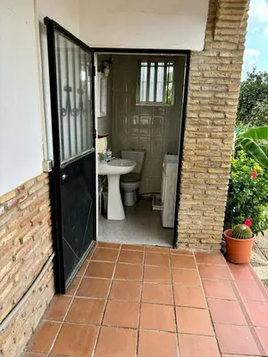 Un baño de Casa Venus - con jardín y piscina