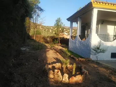 Jardín al aire libre en La Masía casa rural junto al río