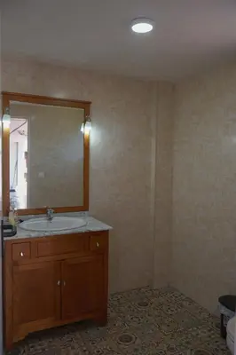 Un baño de La Masía casa rural junto al río