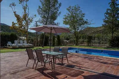 Piscina en o cerca de La Masía casa rural junto al río