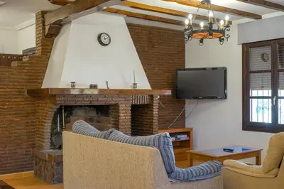 Una televisión o centro de entretenimiento en La Masía casa rural junto al río