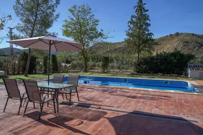 Piscina en o cerca de La Masía casa rural junto al río