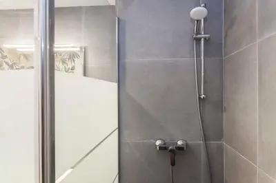 Un baño de Charming Apartment with Free Parking in Córdoba Center