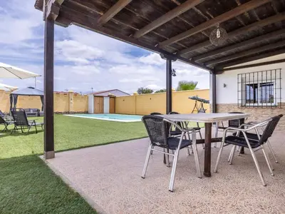 Un patio o zona al aire libre en Villa Santa Teresa Vacacional Sevilla