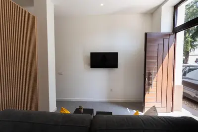 Una televisión o centro de entretenimiento en La Magdalena I y II