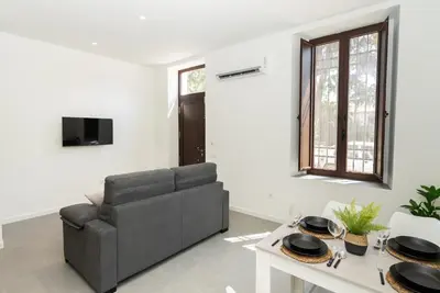 Una televisión o centro de entretenimiento en La Magdalena I y II
