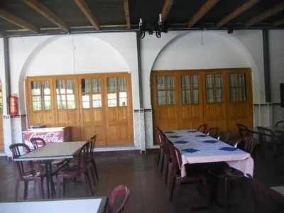 Un restaurante o sitio para comer en Camping Fuente de Piedra