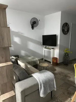 Una televisión o centro de entretenimiento en LOFT EN PATIO DE CASA TÍPICA DE PUEBLO