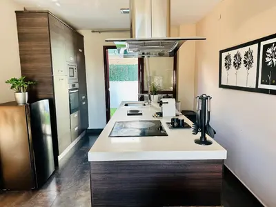 Una cocina o zona de cocina en Lux Villa with Year-Round Heated Pool & Game Room
