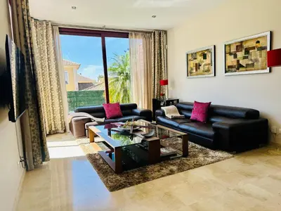 Zona de estar de Lux Villa with Year-Round Heated Pool & Game Room