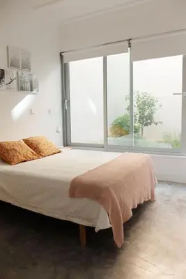 Cama o camas de una habitación en Design Apartment near City Center, Cool popular neighborhood