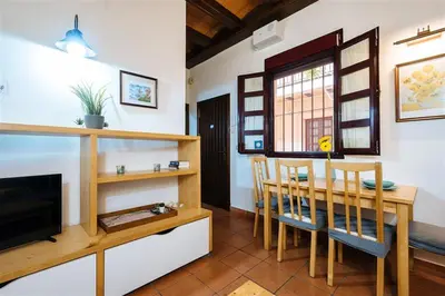 Plano de Tranquilo apartamento en patio sevillano