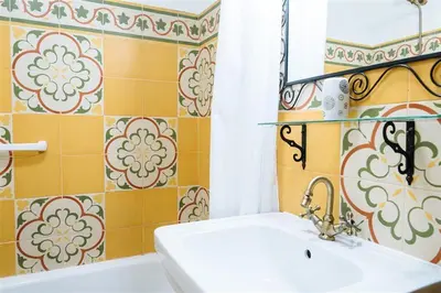 Un baño de Tranquilo apartamento en patio sevillano