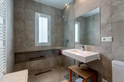Un baño de Bustos Tavera Olehousing