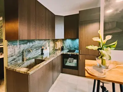 Una cocina o zona de cocina en Designer Apartment