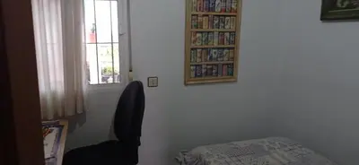 Biblioteca en la habitación en casa particular