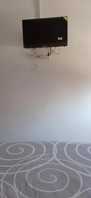 Una televisión o centro de entretenimiento en Cama doble Cristina