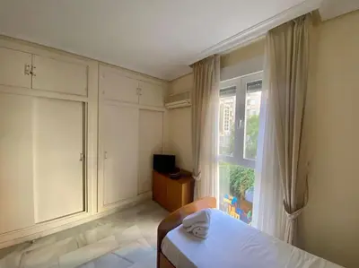 Cama o camas de una habitación en RentalSevilla Luis de Morales