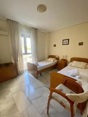 Cama o camas de una habitación en RentalSevilla Luis de Morales