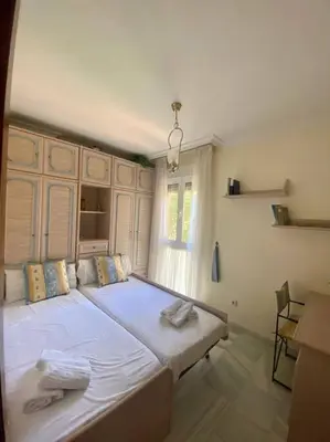 Cama o camas de una habitación en RentalSevilla Luis de Morales