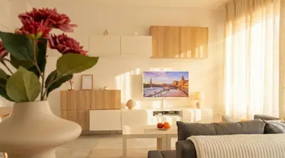 Zona de estar de Spacious 2-Bedroom Apartment - Walk to Isla Mágica - AC - Premium Bed