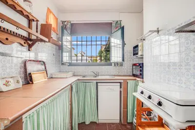 Una cocina o zona de cocina en -Iponubahomes- Céntrica casa con jardín y chimenea