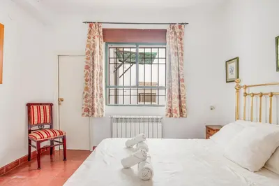 Cama o camas de una habitación en -Iponubahomes- Céntrica casa con jardín y chimenea