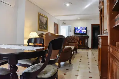 Una televisión o centro de entretenimiento en room Martinez