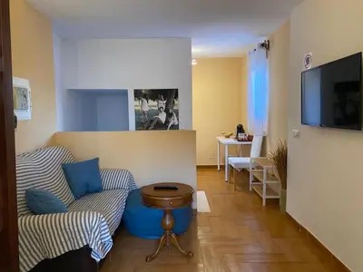 Una televisión o centro de entretenimiento en Familia Anfitriona acoge terraza