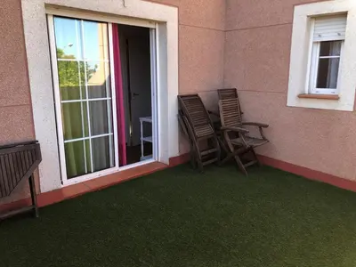Plano de Familia Anfitriona acoge terraza