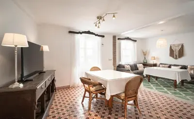 Una televisión o centro de entretenimiento en Balcón a la Sierra - Gran Casa con Terraza y Hermosas Vistas a la Sierra