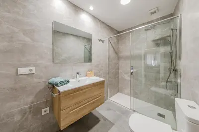 Un baño de AvantiStays Murillo, Elegance & Comfort